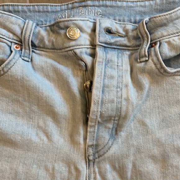 Women’s wild fable, butterfly, light colored jeans shorts, size 8 - Picture 3 of 4